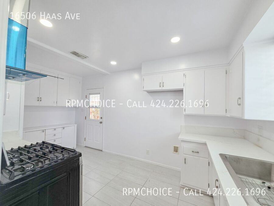 16506 Haas Ave - Photo 4 of 32
