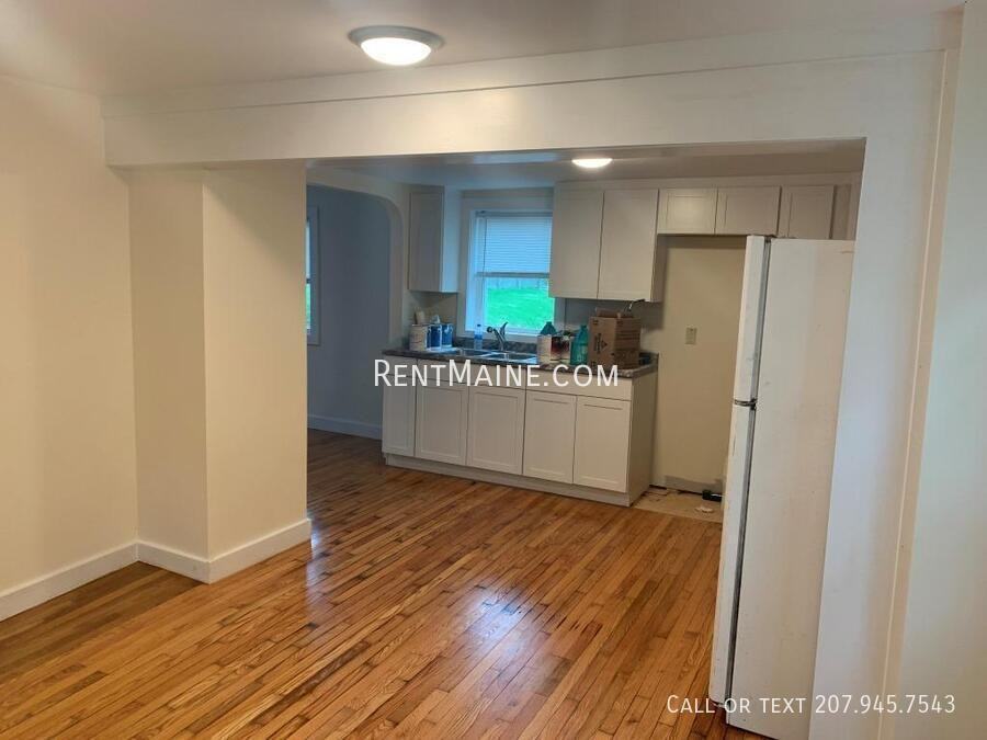 558 S Main St - Photo 5 of 17