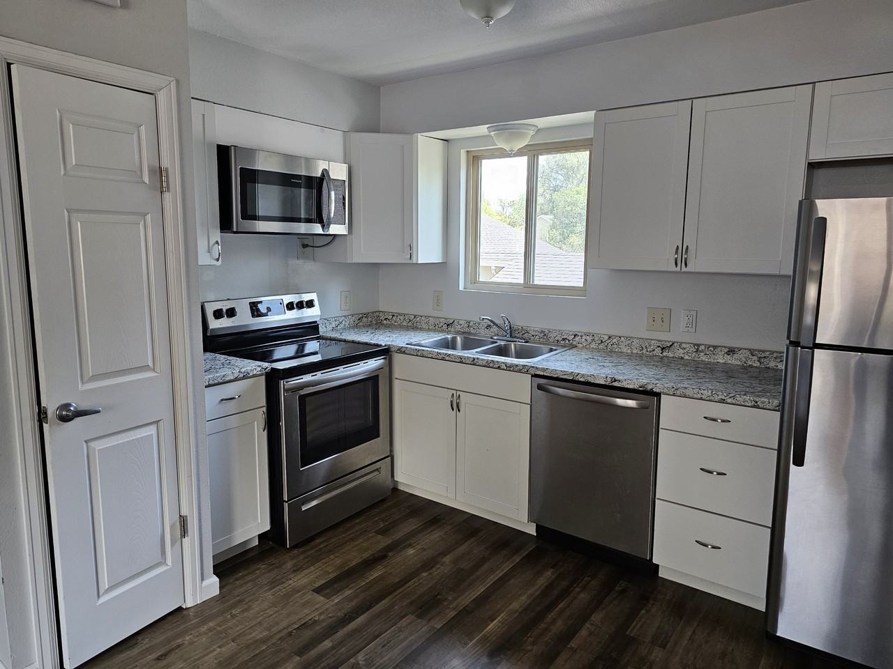 2514 E Monument St - Photo 4 of 11