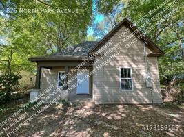 featured image of 825 N Park Ave