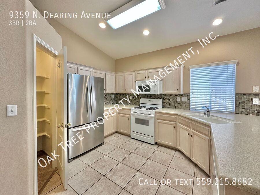 9359 N Dearing Ave - Photo 7 of 18