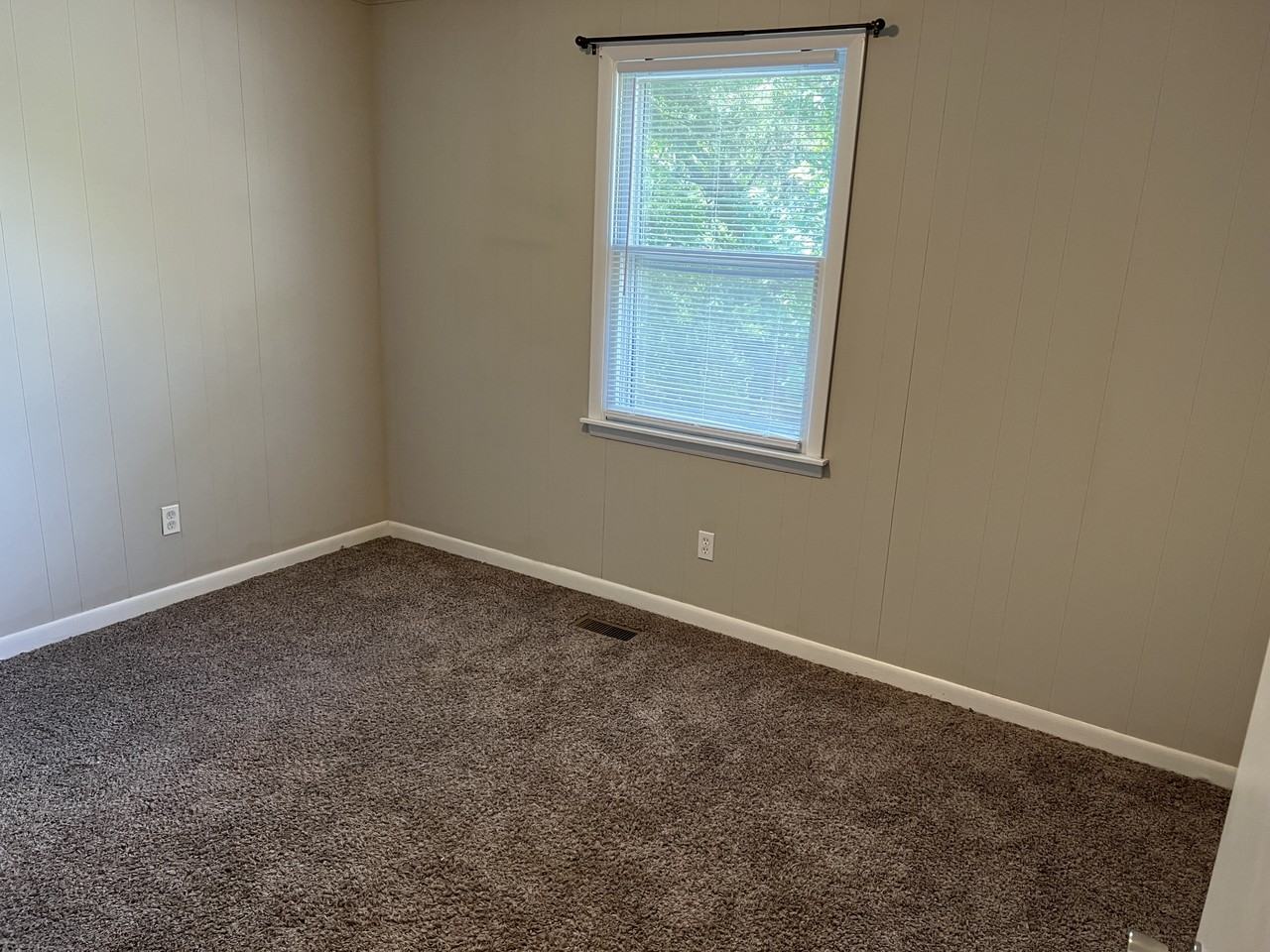 202 Williams St - Photo 6 of 11