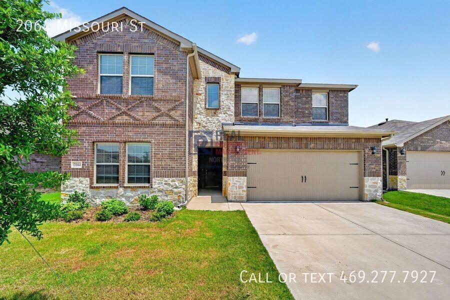 2064 Missouri St - Photo 2 of 35