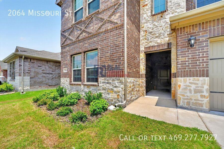 2064 Missouri St - Photo 3 of 35
