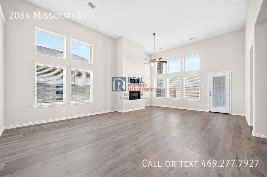 2064 Missouri St - Photo 4 of 35