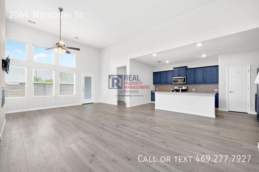 2064 Missouri St - Photo 5 of 35