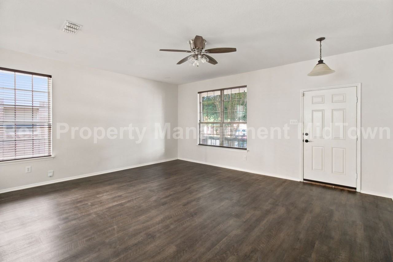 12620 Summerwood Dr - Photo 4 of 36