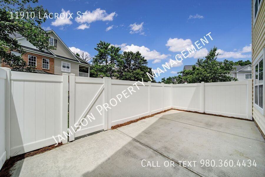 11910 Lacroix St - Photo 3 of 24