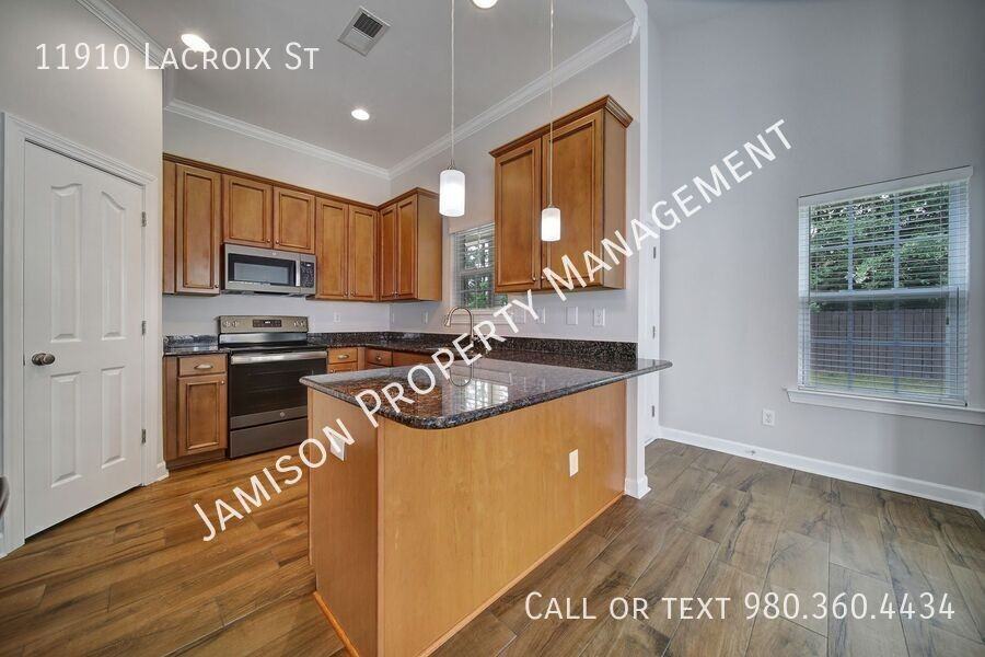 11910 Lacroix St - Photo 7 of 24