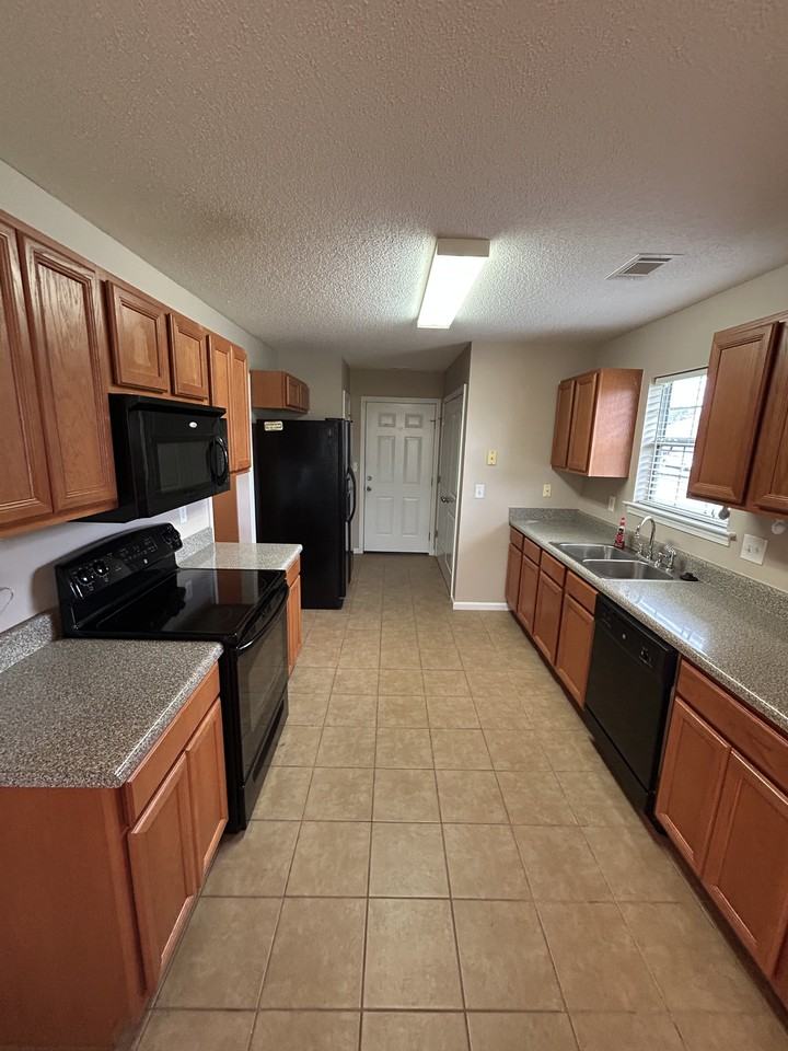 141 Barnes Ct - Photo 4 of 17