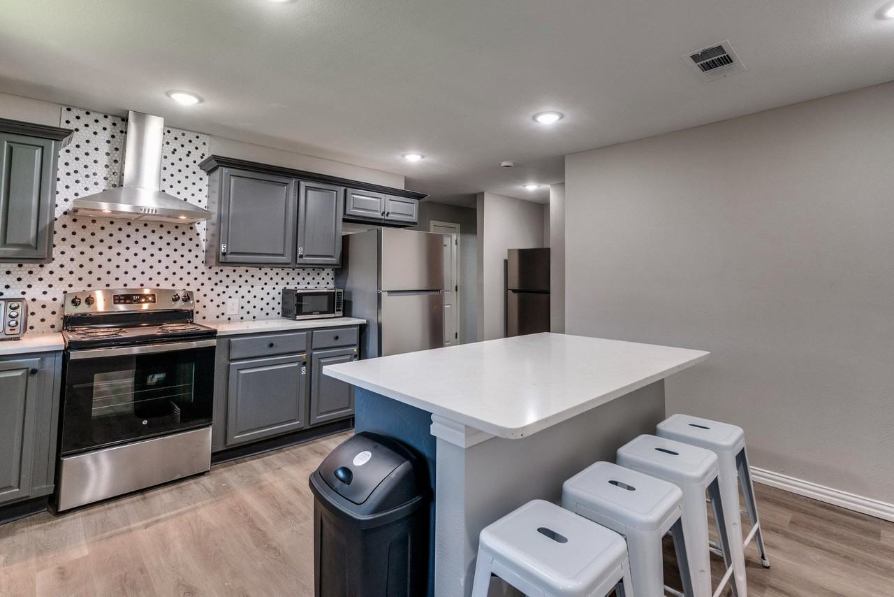 Pennridge Ln - Photo 5 of 10