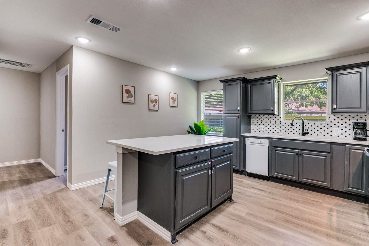 Pennridge Ln - Photo 6 of 10