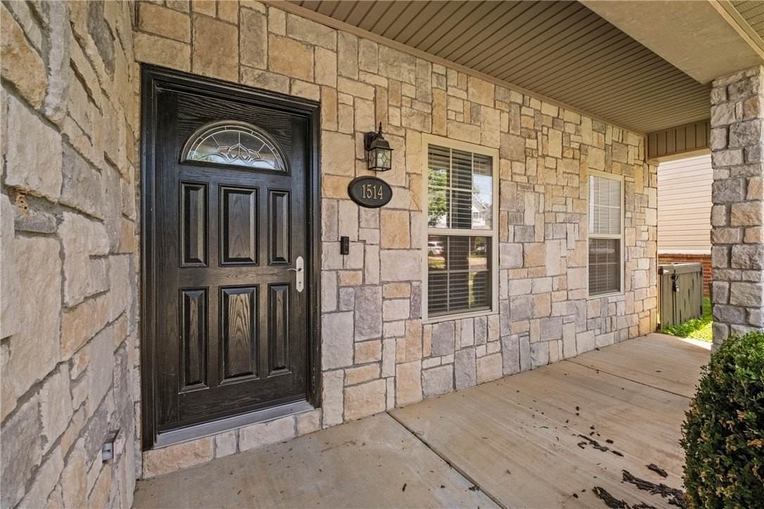 1514 Ne Young Ave - Photo 4 of 32
