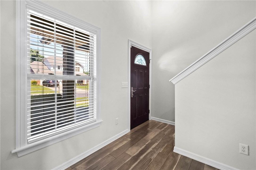1514 Ne Young Ave - Photo 5 of 32
