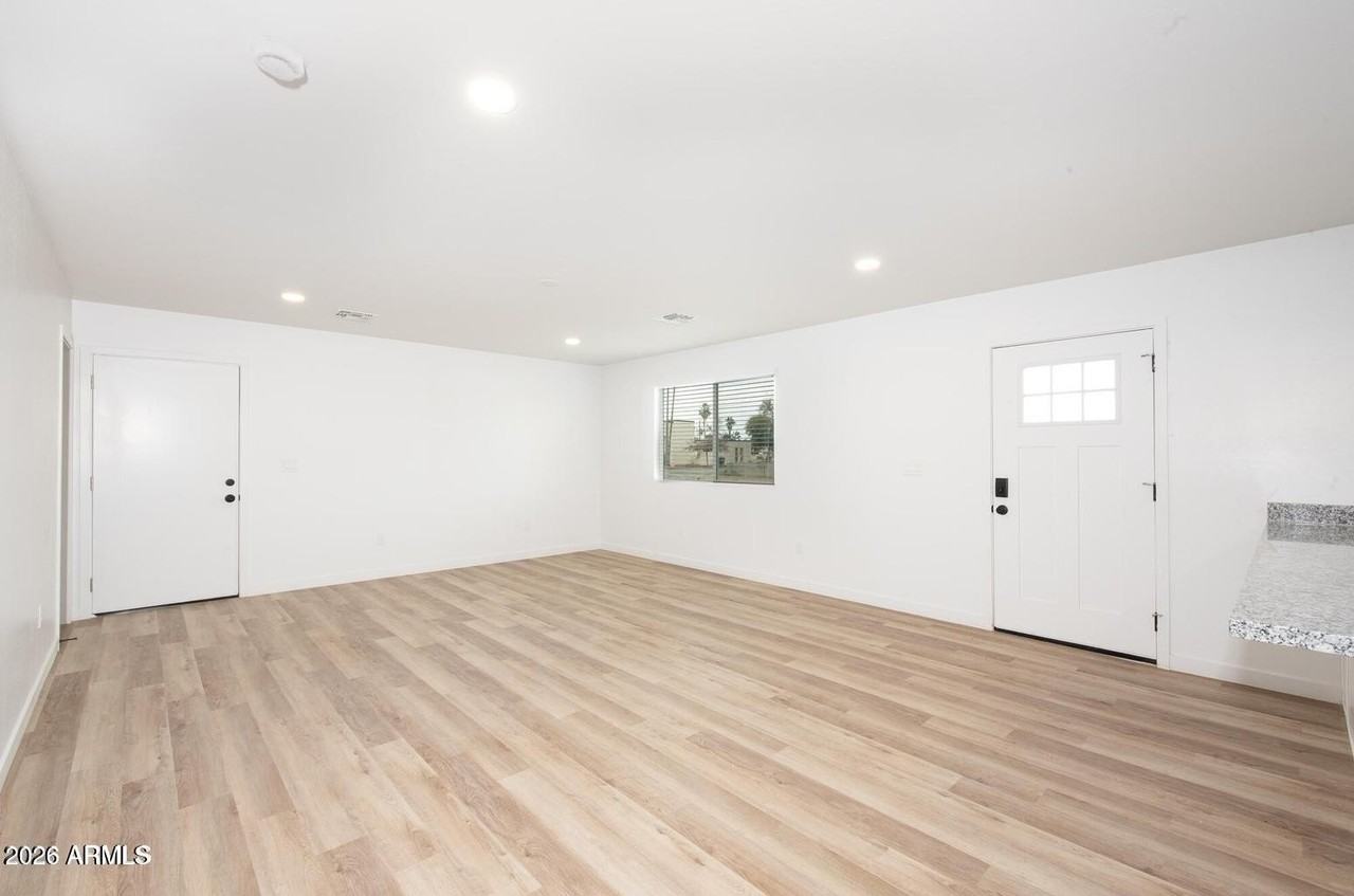 2117 W Mariposa St - Photo 5 of 12