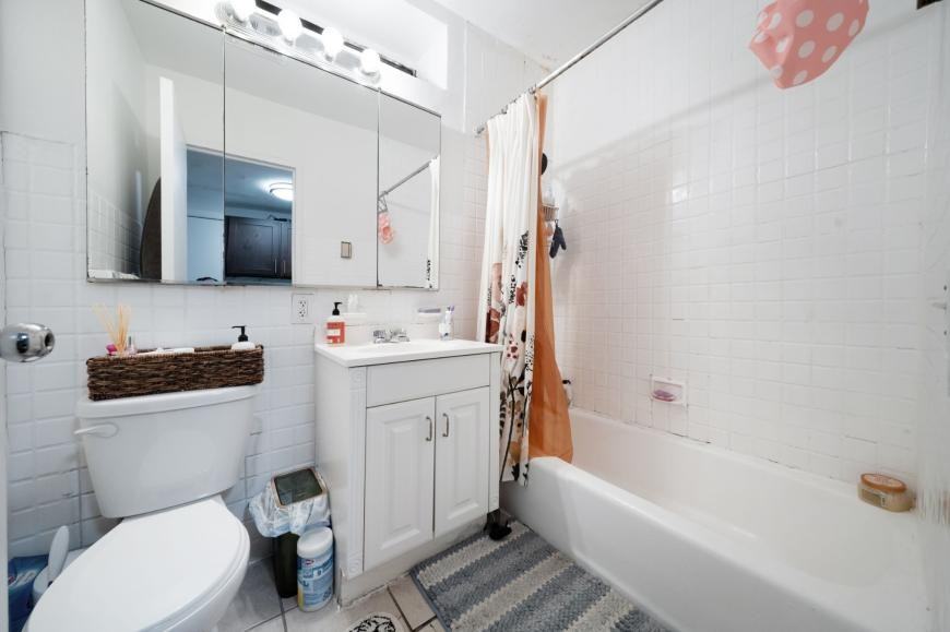 333 W 43rd St - Photo 5 of 10