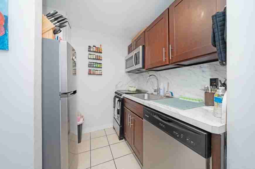 333 W 43rd St - Photo 6 of 10