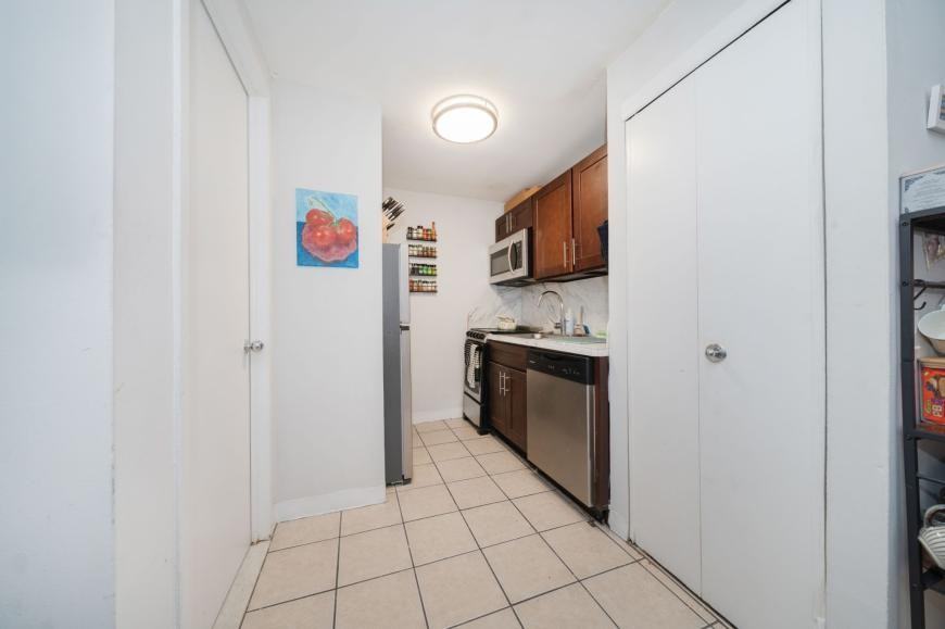 333 W 43rd St - Photo 7 of 10