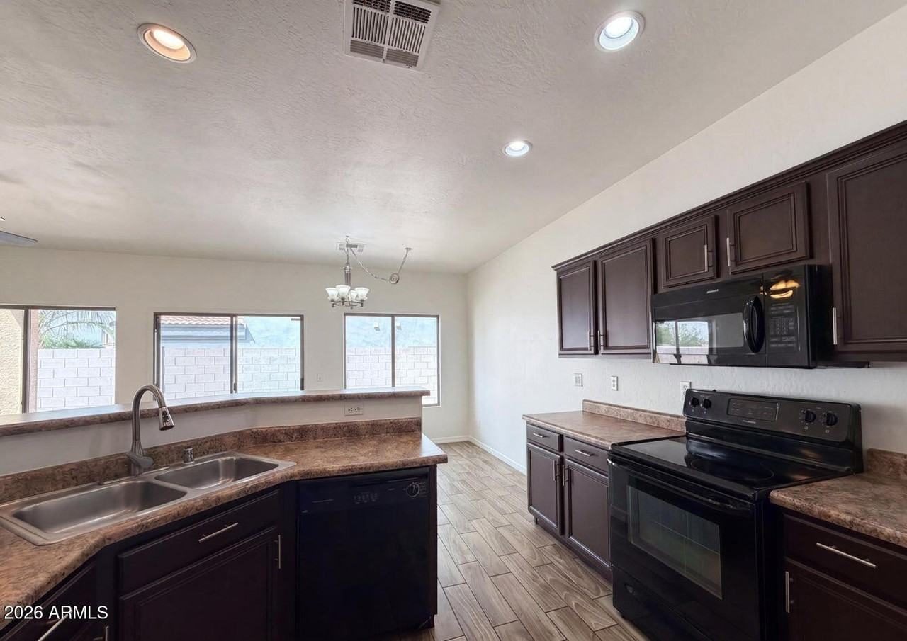 606 W Beautiful Ln - Photo 2 of 23