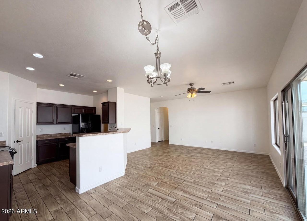 606 W Beautiful Ln - Photo 6 of 23