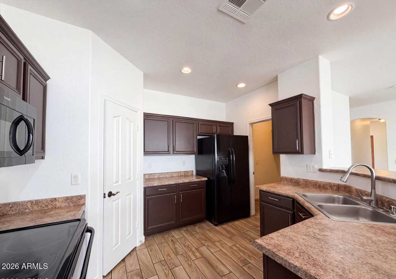 606 W Beautiful Ln - Photo 7 of 23