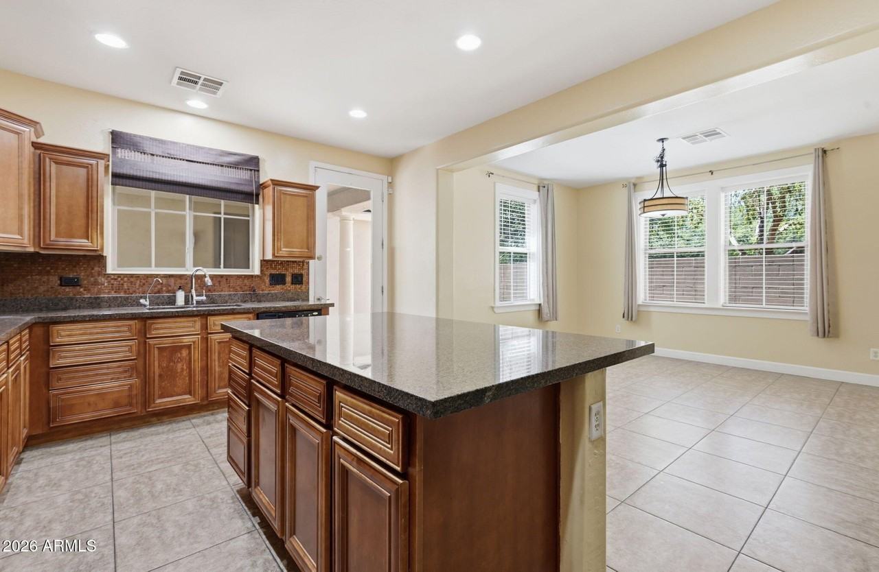 15372 W Dahlia Dr - Photo 3 of 40