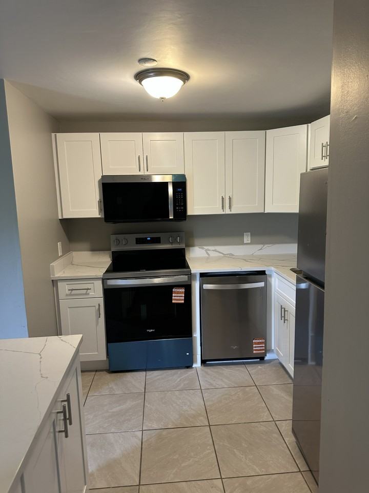 412 Elmwood Dr - Photo 2 of 9