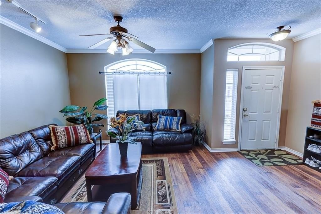 217 Navarro Dr - Photo 2 of 11