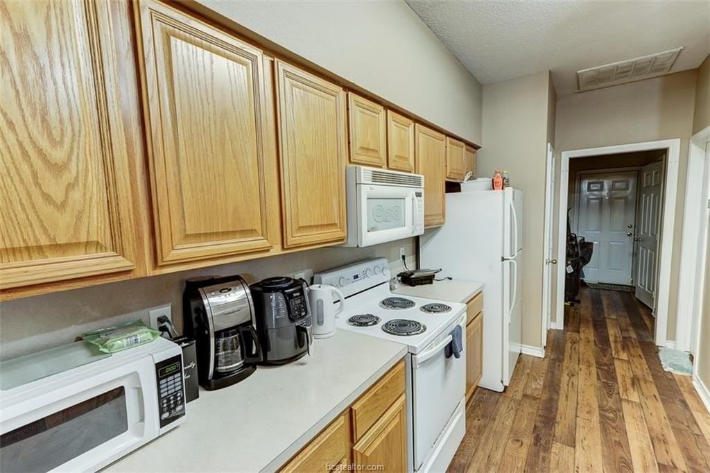 217 Navarro Dr - Photo 6 of 11