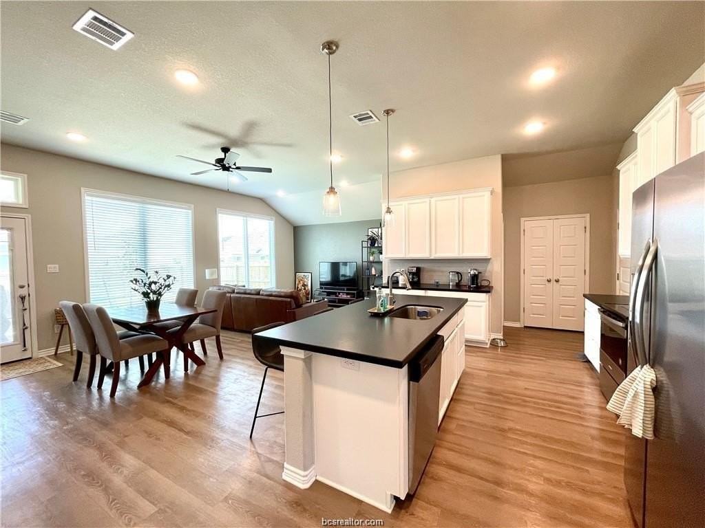 1918 Meridian Ct - Photo 5 of 17