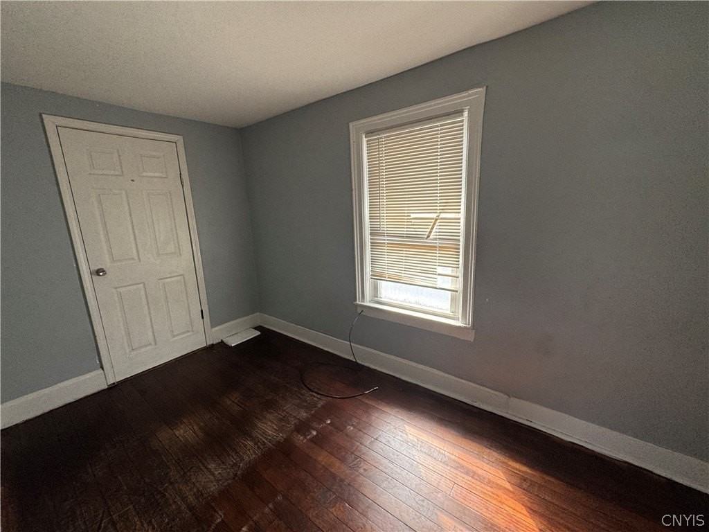 724 Warren St - Photo 3 of 8