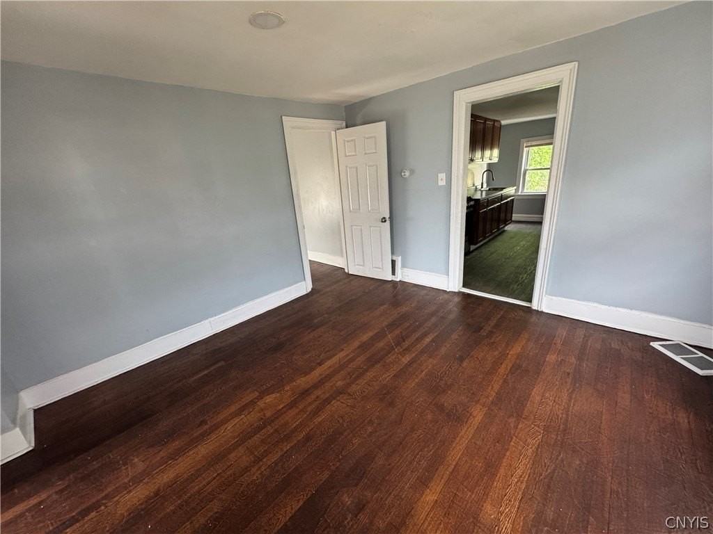724 Warren St - Photo 4 of 8