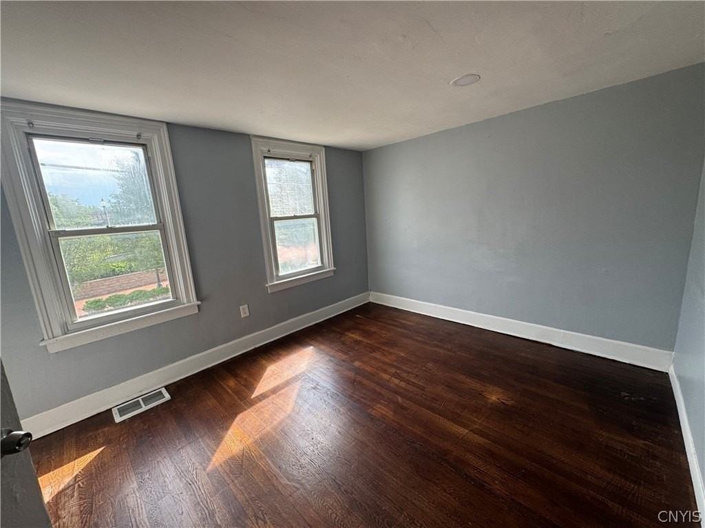 724 Warren St - Photo 5 of 8