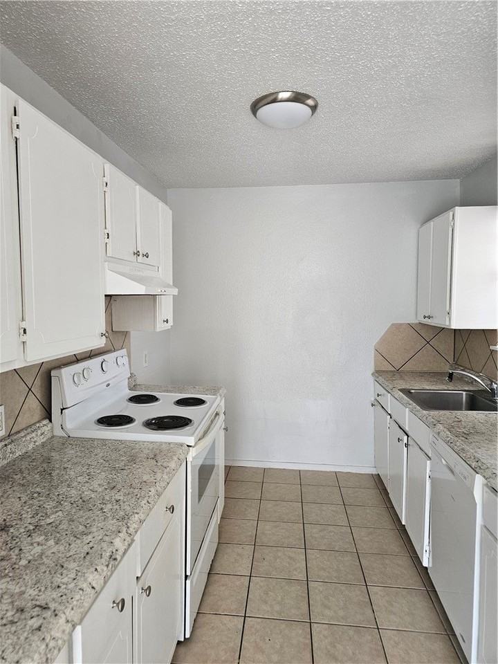 2117 Zephyr Cir - Photo 3 of 7