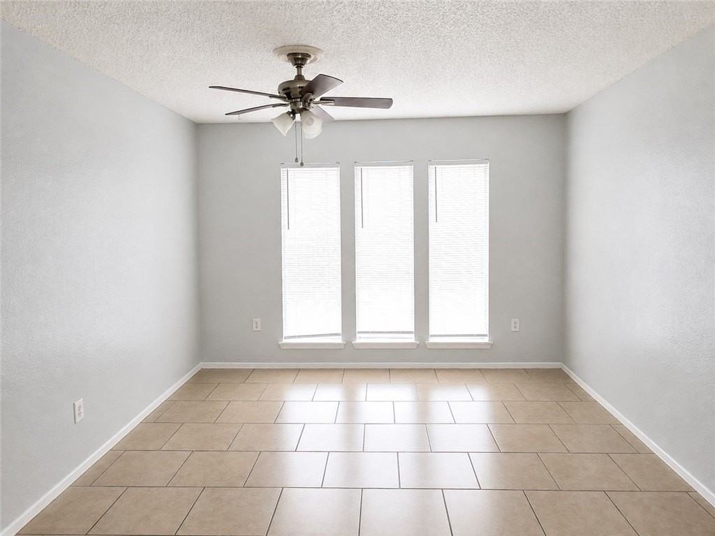 2117 Zephyr Cir - Photo 4 of 7