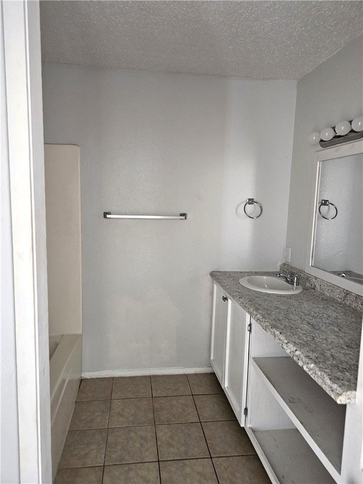 2117 Zephyr Cir - Photo 6 of 7