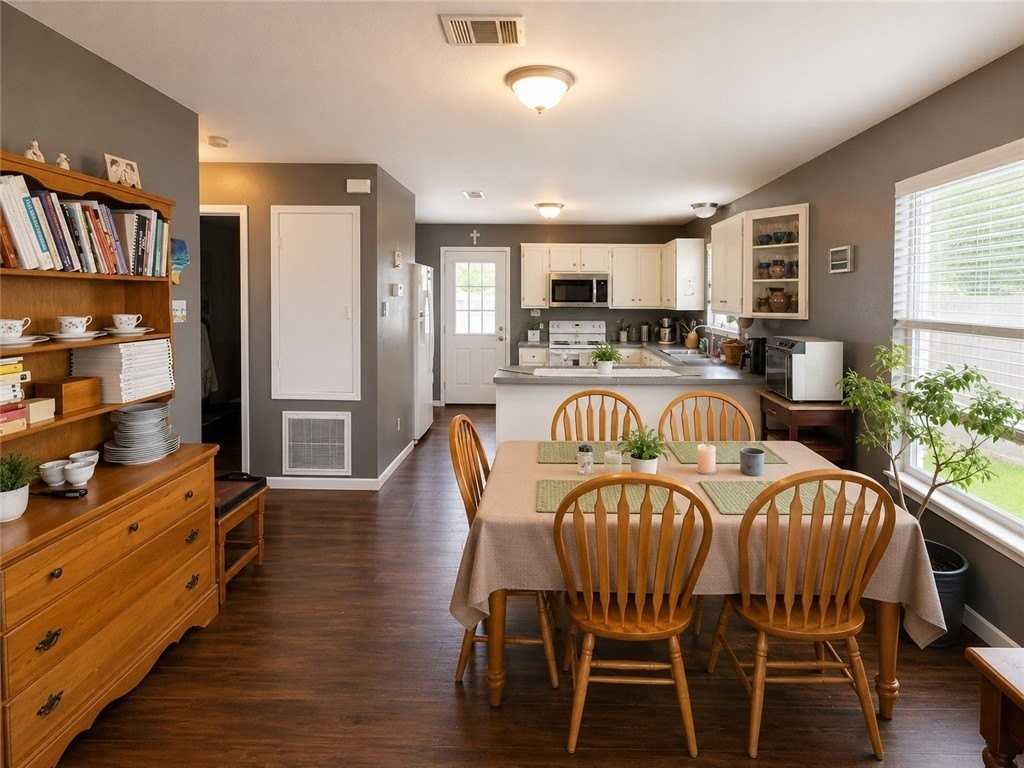 406 Bayview Blvd - Photo 4 of 9