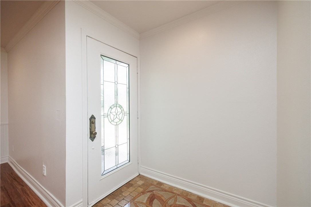 830 Crestview Dr - Photo 5 of 35