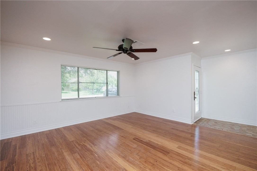 830 Crestview Dr - Photo 6 of 35