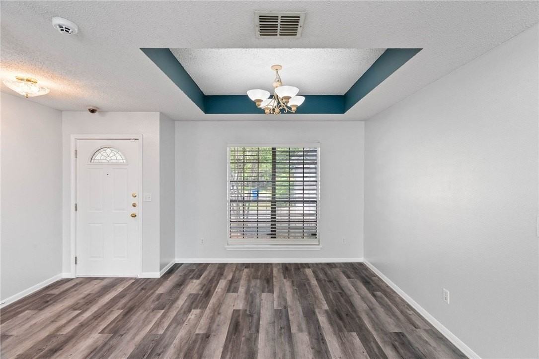 2210 Dorsey St - Photo 3 of 20