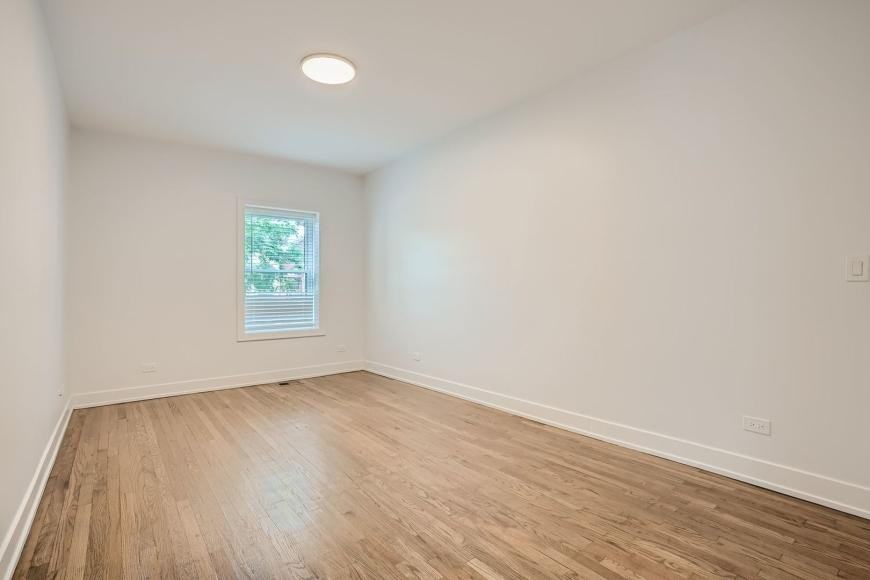 2602 N Springfield Ave - Photo 7 of 10
