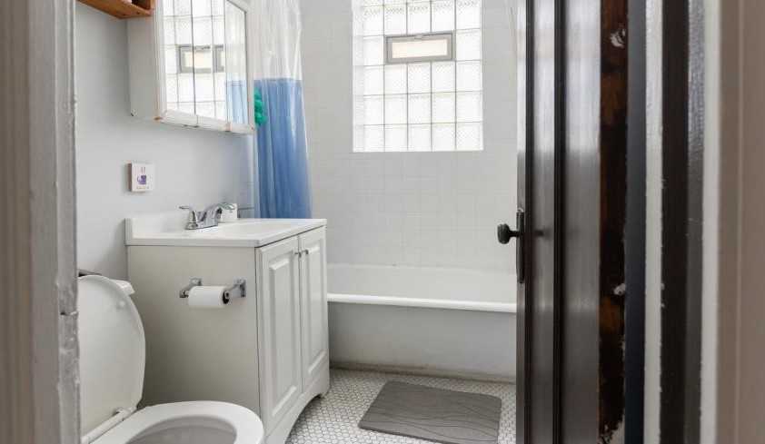 1218 W Victoria St - Photo 4 of 6