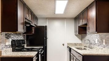 featured image of 1901 Lakeview Cir