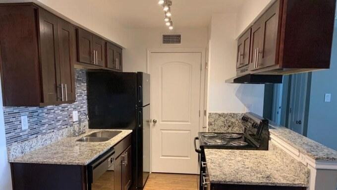 1901 Lakeview Cir - Photo 2 of 6