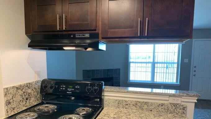 1901 Lakeview Cir - Photo 3 of 6