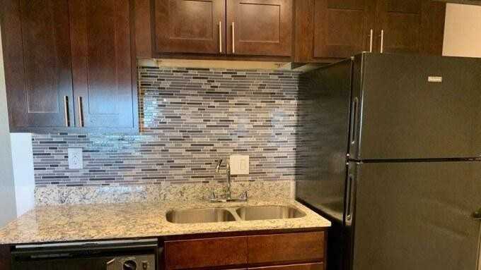1901 Lakeview Cir - Photo 4 of 6
