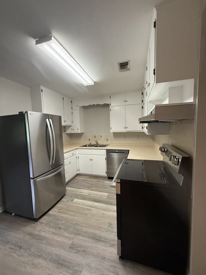 1407 N Crockett St - Photo 4 of 9