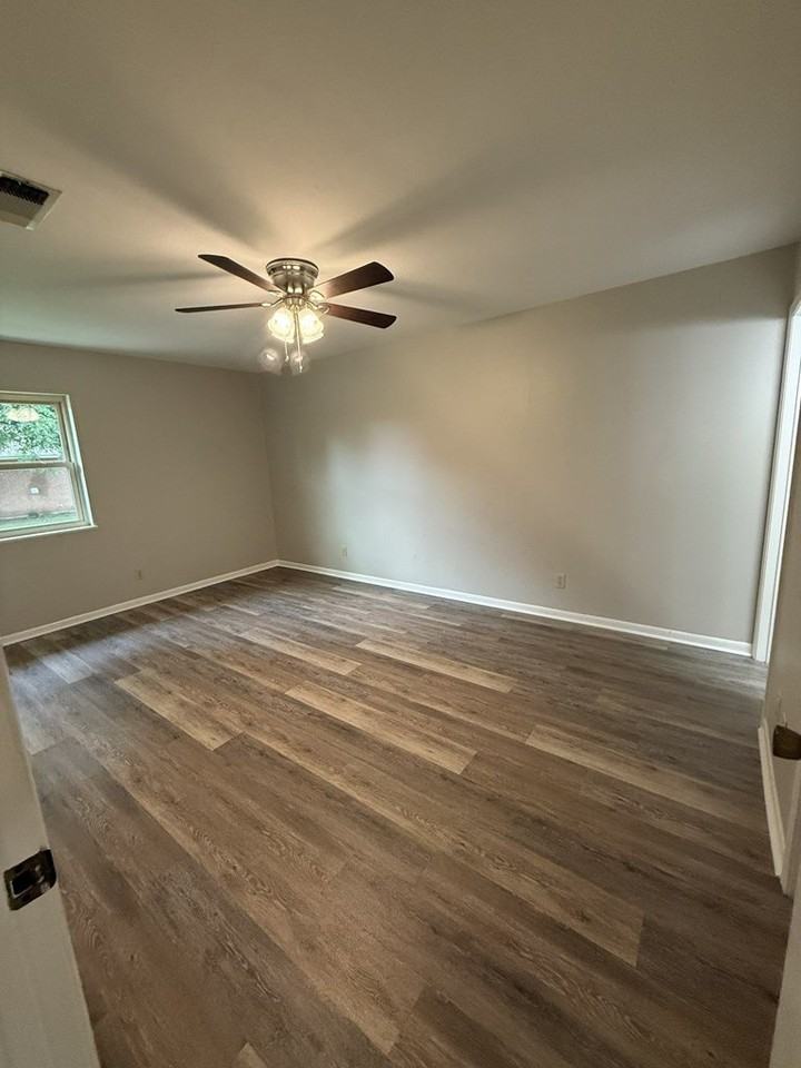 1407 N Crockett St - Photo 5 of 9