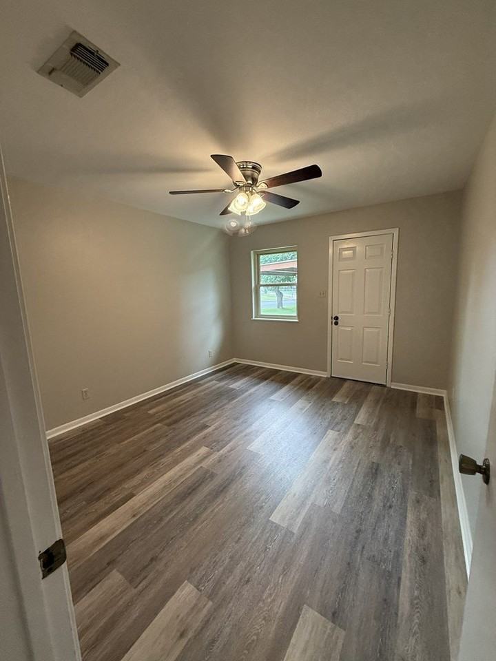 1407 N Crockett St - Photo 7 of 9