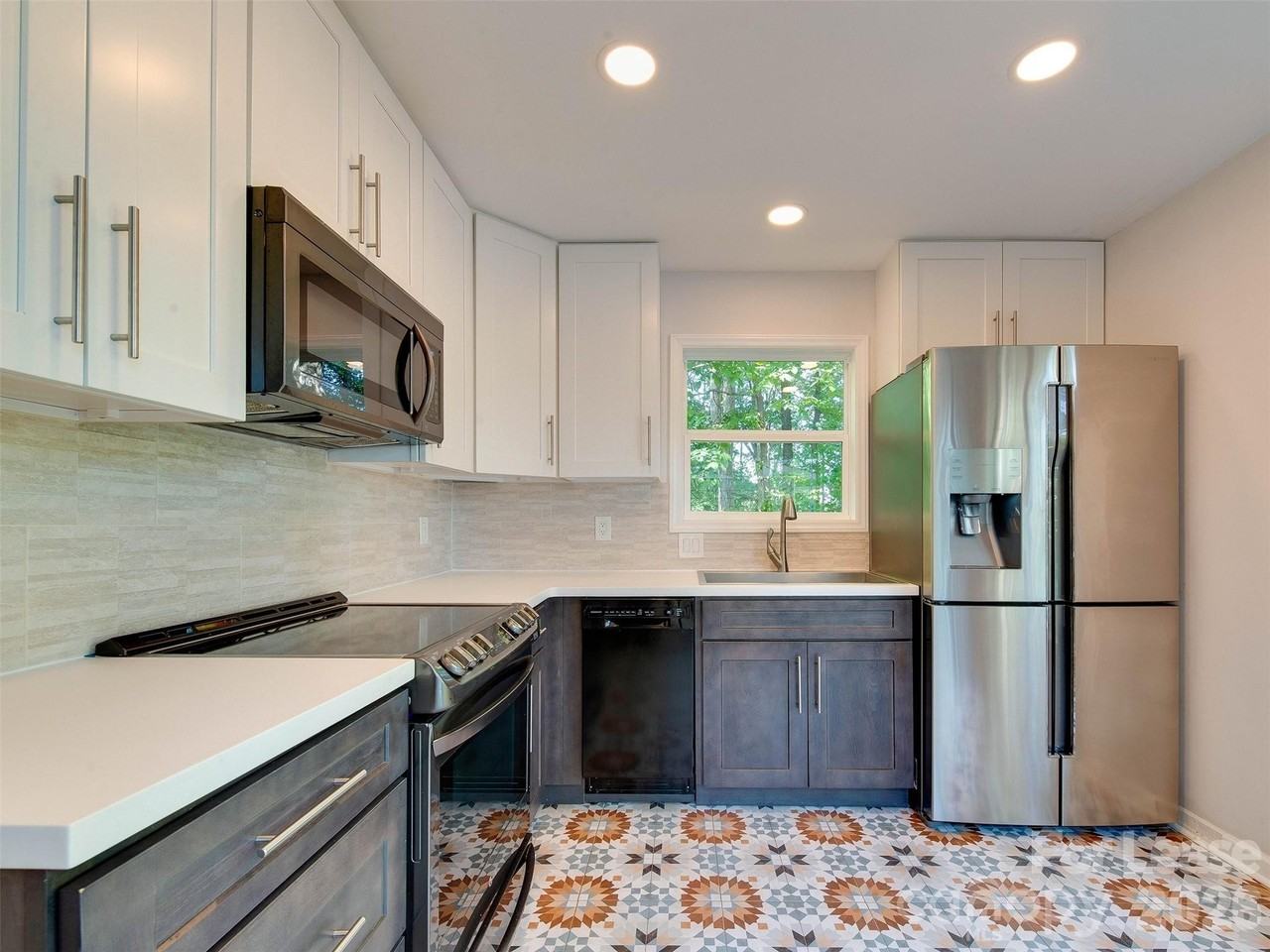 9006 Saint Thomas Ln - Photo 5 of 47